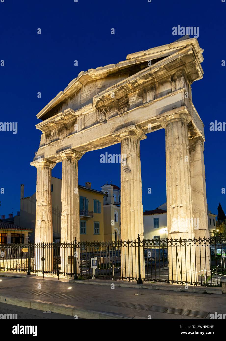 Porta di Atena Archegeti illuminata contro il cielo notturno blu, Agorà romana, Atene, Grecia Foto Stock