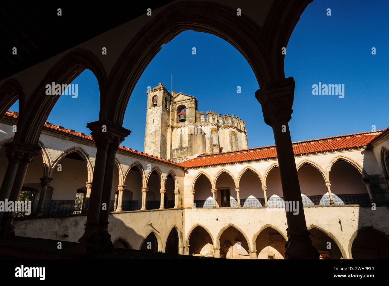 Iglesia enmarcada por las arcadas superiores del claustro do Cemiterio Foto Stock