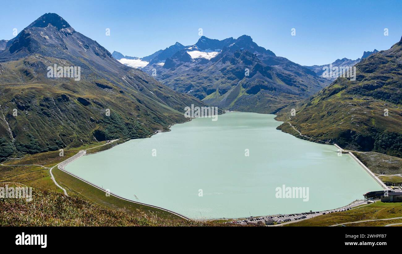 Panorama montano al bacino idrico di Silvretta con Hoher Rad, Piz Buin e altre montagne Foto Stock