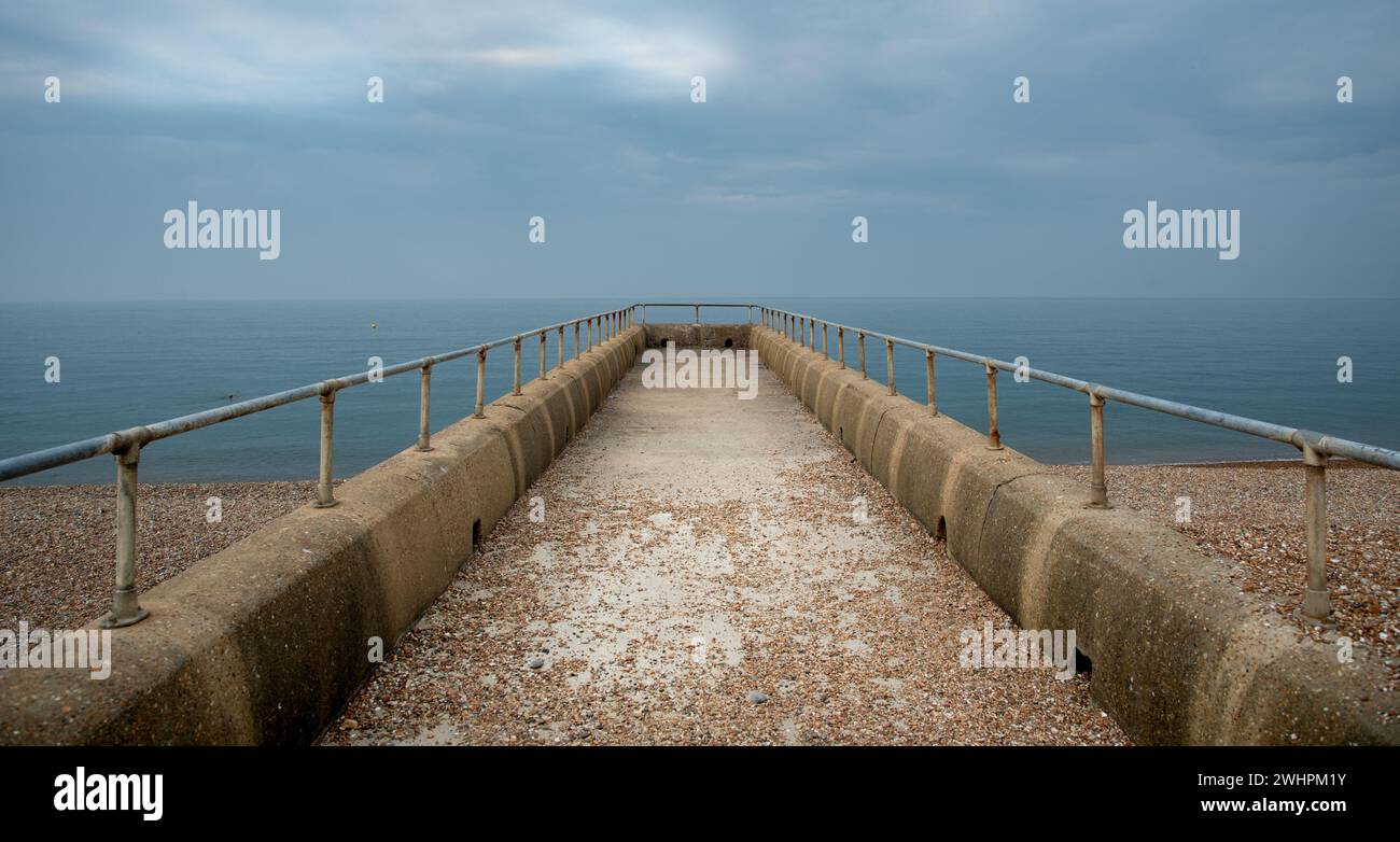 Molo vuoto con mare e cielo come sfondo. Cielo nuvoloso oceano sereno Foto Stock