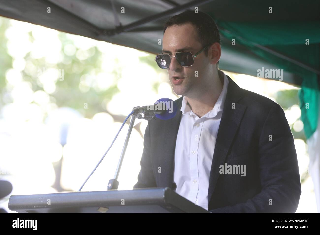 Sydney, Australia. 11 febbraio 2024. "Uniamoci insieme contro il regime terroristico in Iran" rally da Hyde Park al municipio. Gli iraniani sono stati raggiunti dal popolo ebraico/israeliano. Nella foto: L'amministratore delegato della Australian Jewish Association, Robert Gregory parla al raduno fuori dal municipio di Sydney. Crediti: Richard Milnes/Alamy Live News Foto Stock