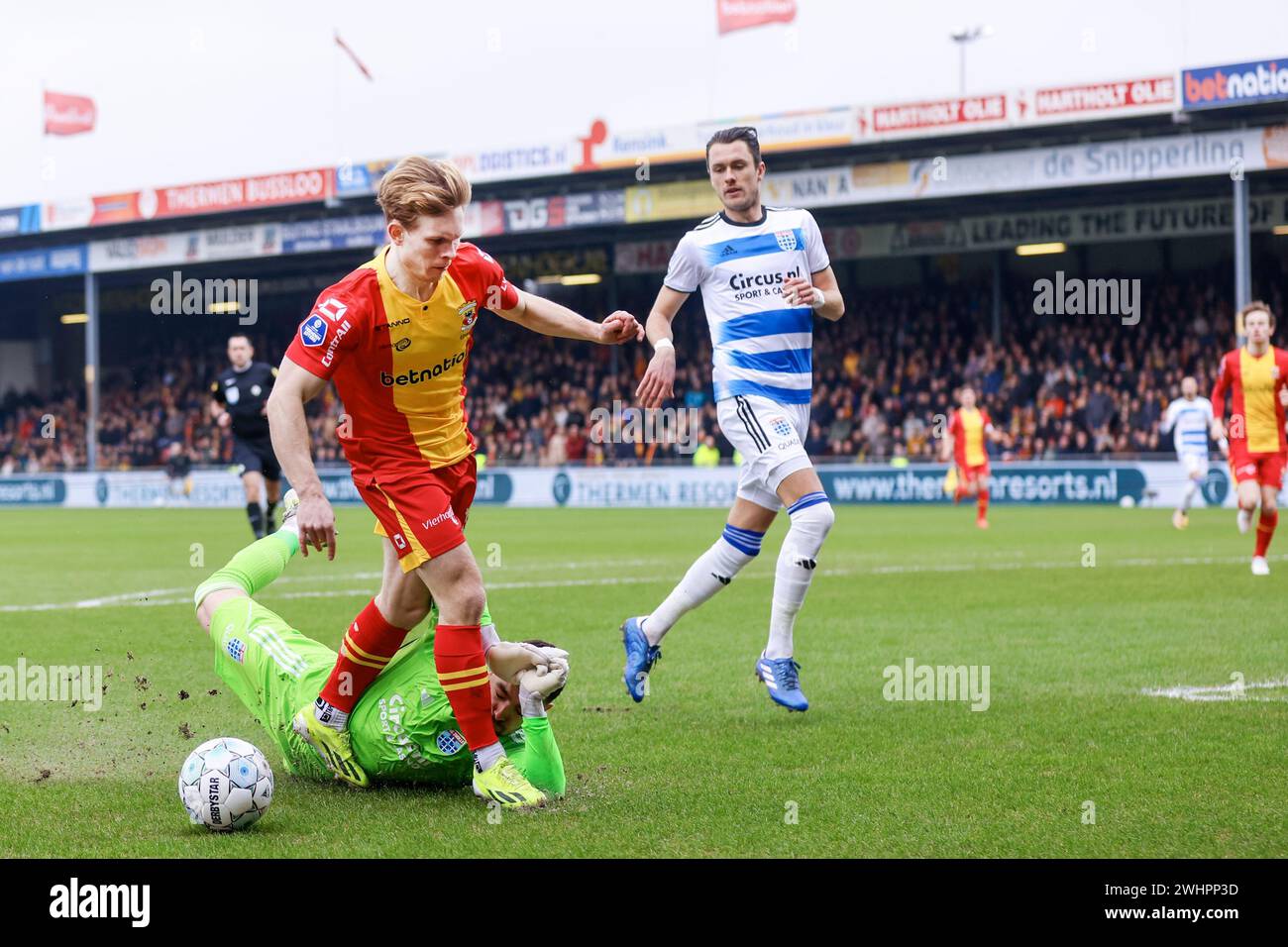Deventer, Paesi Bassi. 11 febbraio 2024. DEVENTER, Stadium De Adelaarshorst, 11-02-2024, stagione 2023/2024, olandese Eredivisie. Durante la partita vai avanti Eagles - PEC, il portiere del PEC Zwolle Jasper Schendelaar attacca il giocatore dei GA Eagles Oliver Edvardsen rigore: Pro tiri/Alamy Live News Foto Stock