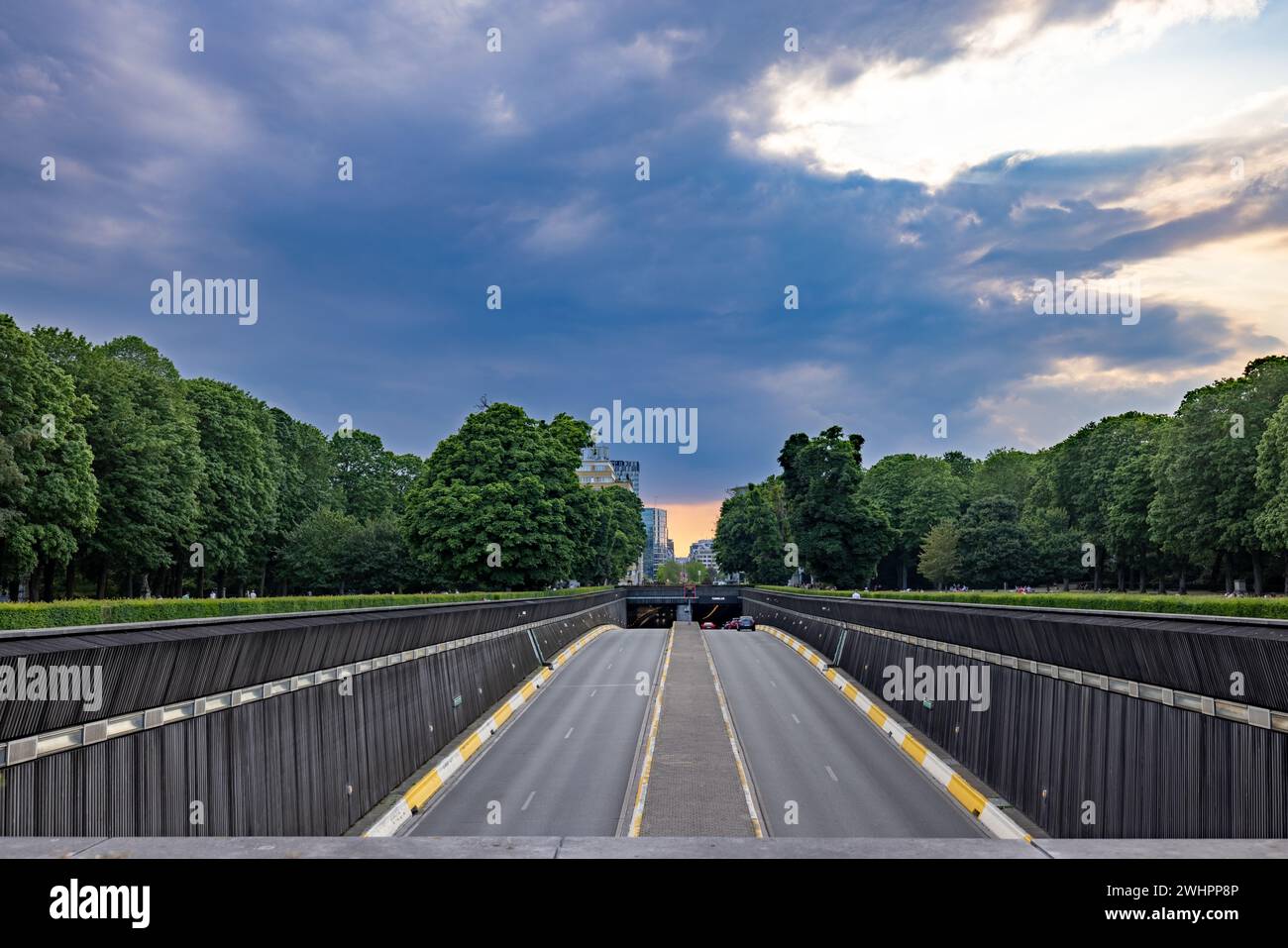 Road to the Unknown: Tunneling into Stormy Skies Foto Stock
