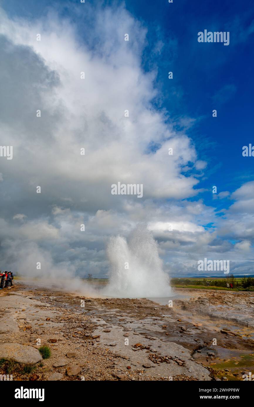 Spettacolare geyser in azione in Islanda Foto Stock