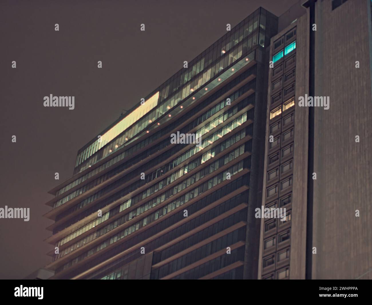 Bruxelles, Belgio. 5 febbraio 2024. Edificio illuminato. I grattacieli di Bruxelles. Luce nelle finestre di un grattacielo. Facciata dell'hotel Thon Foto Stock