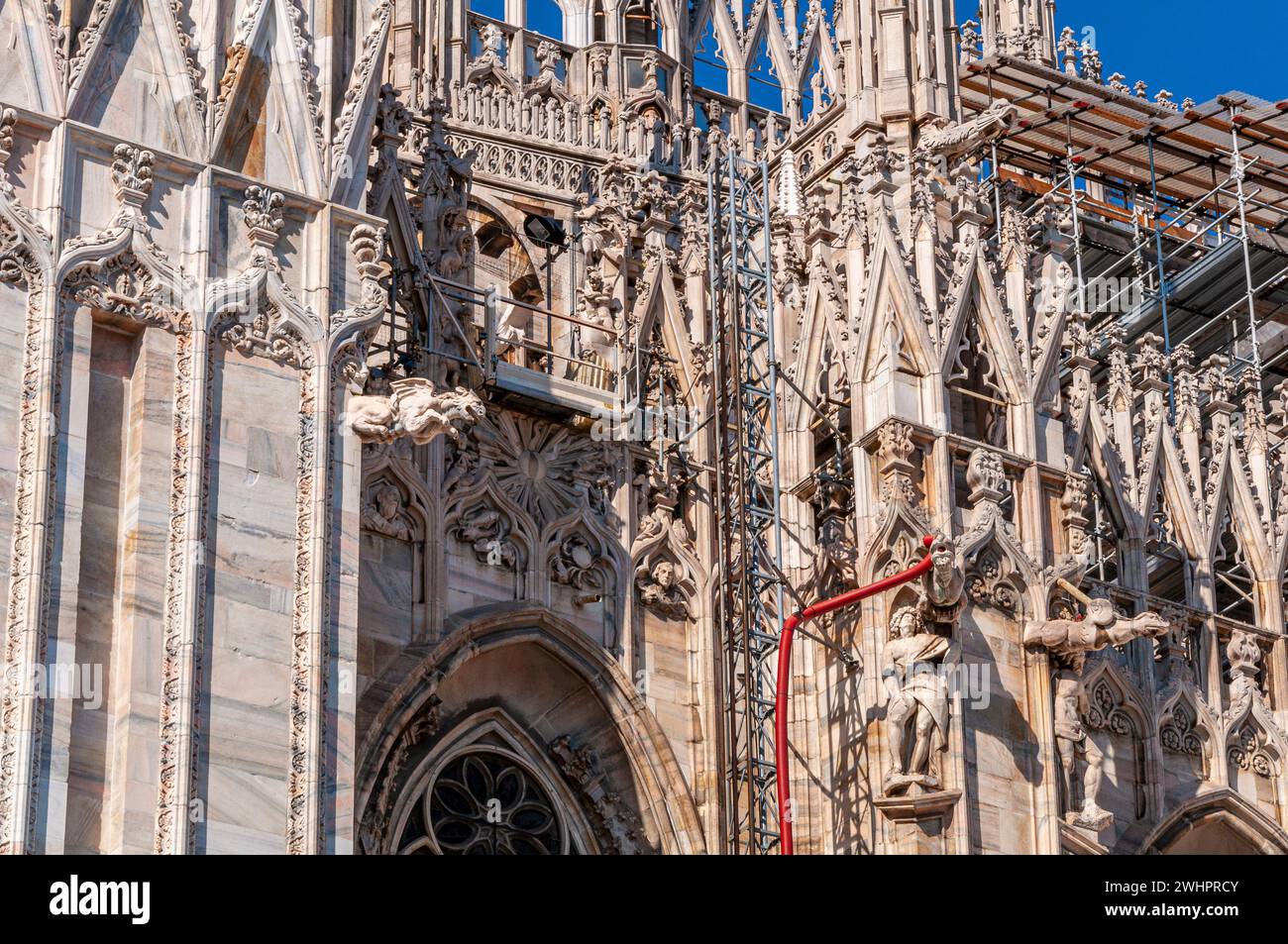 Dettagli di manutenzione sulla facciata del Duomo di Milano Foto Stock