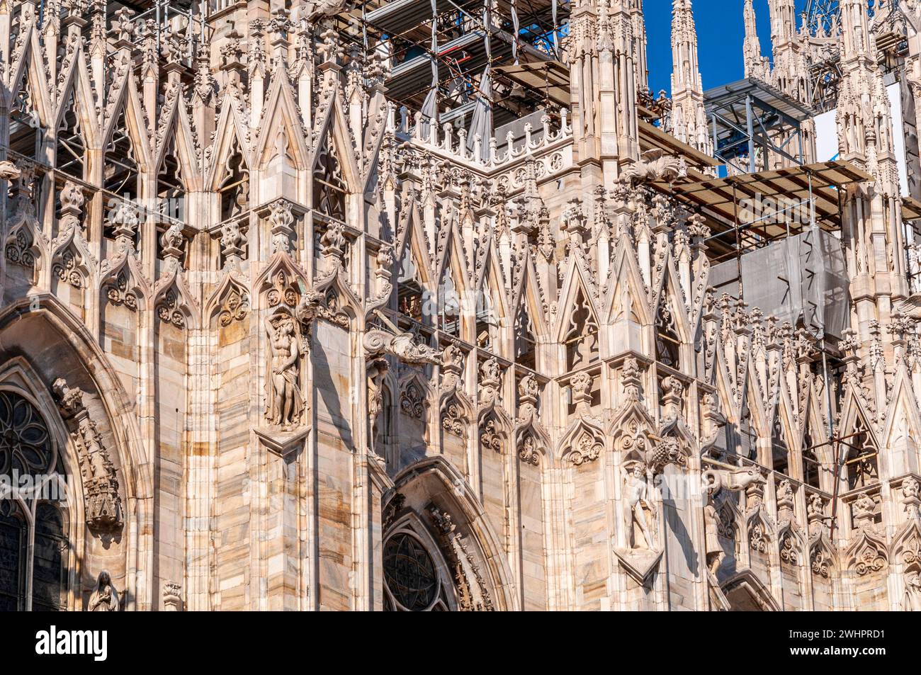 Dettagli di manutenzione sulla facciata del Duomo di Milano Foto Stock