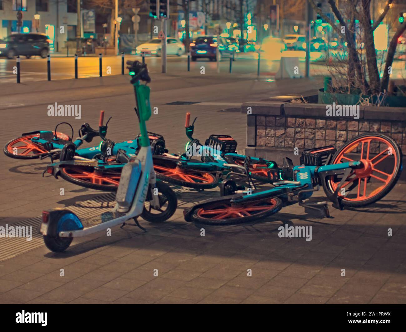 Bruxelles, Belgio. 5 febbraio 2024. Fotografia di strada. Biciclette elettriche Dott in strada in inverno. Città notturna. Foto Stock