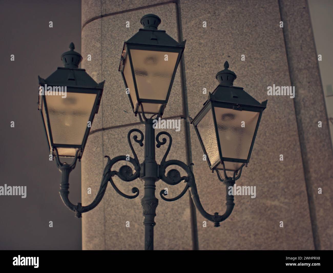 Bruxelles, Belgio. 5 febbraio 2024. Design bellissimo e insolito di lampioni decorati come pezzi d'antiquariato. Fotografia di strada Foto Stock