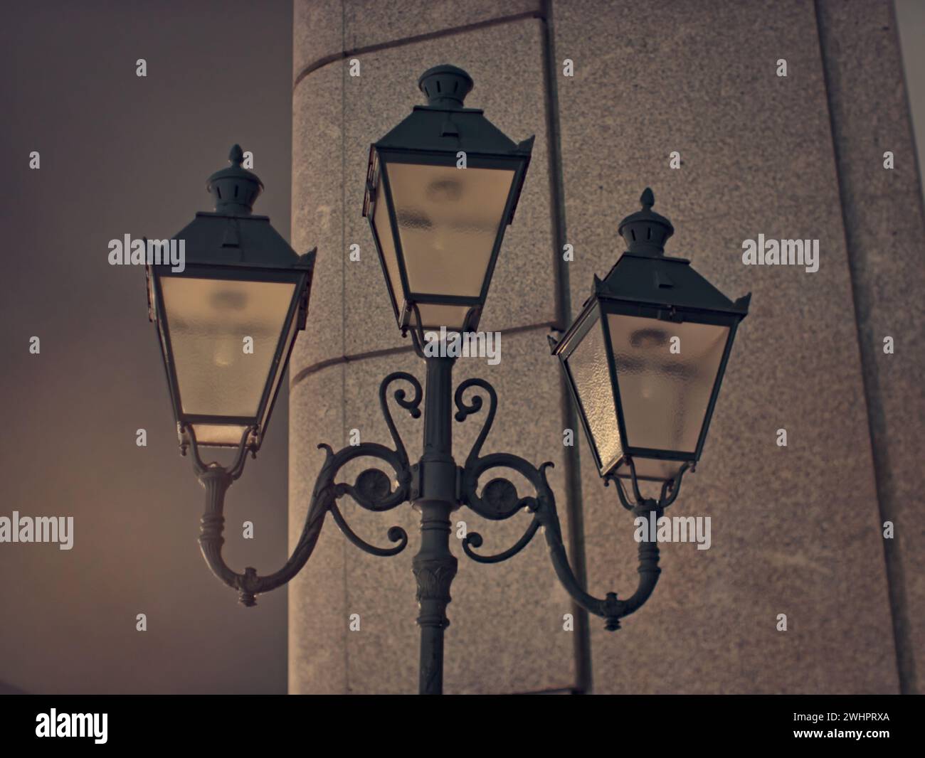 Bruxelles, Belgio. 5 febbraio 2024. Design bellissimo e insolito di lampioni decorati come pezzi d'antiquariato. Fotografia di strada Foto Stock