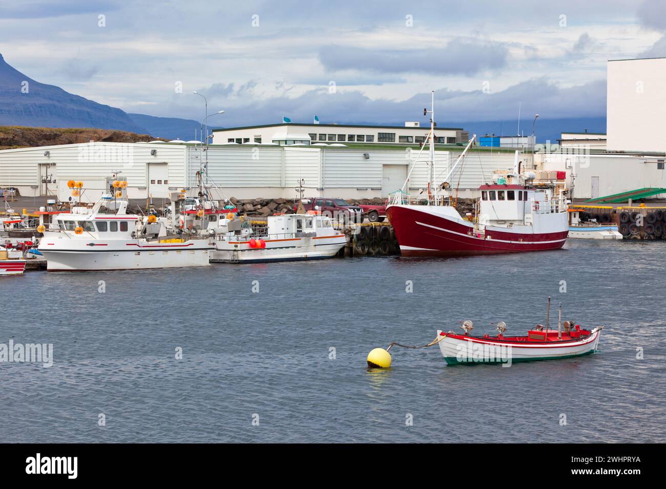 Porto tipico dell'Islanda con barche da pesca Foto Stock