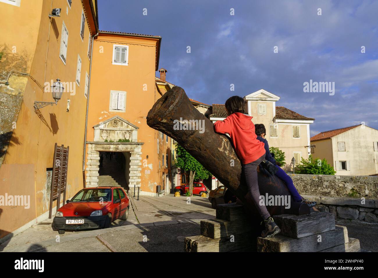 NiÃ±os jugando encima de un caÃ±ON Foto Stock