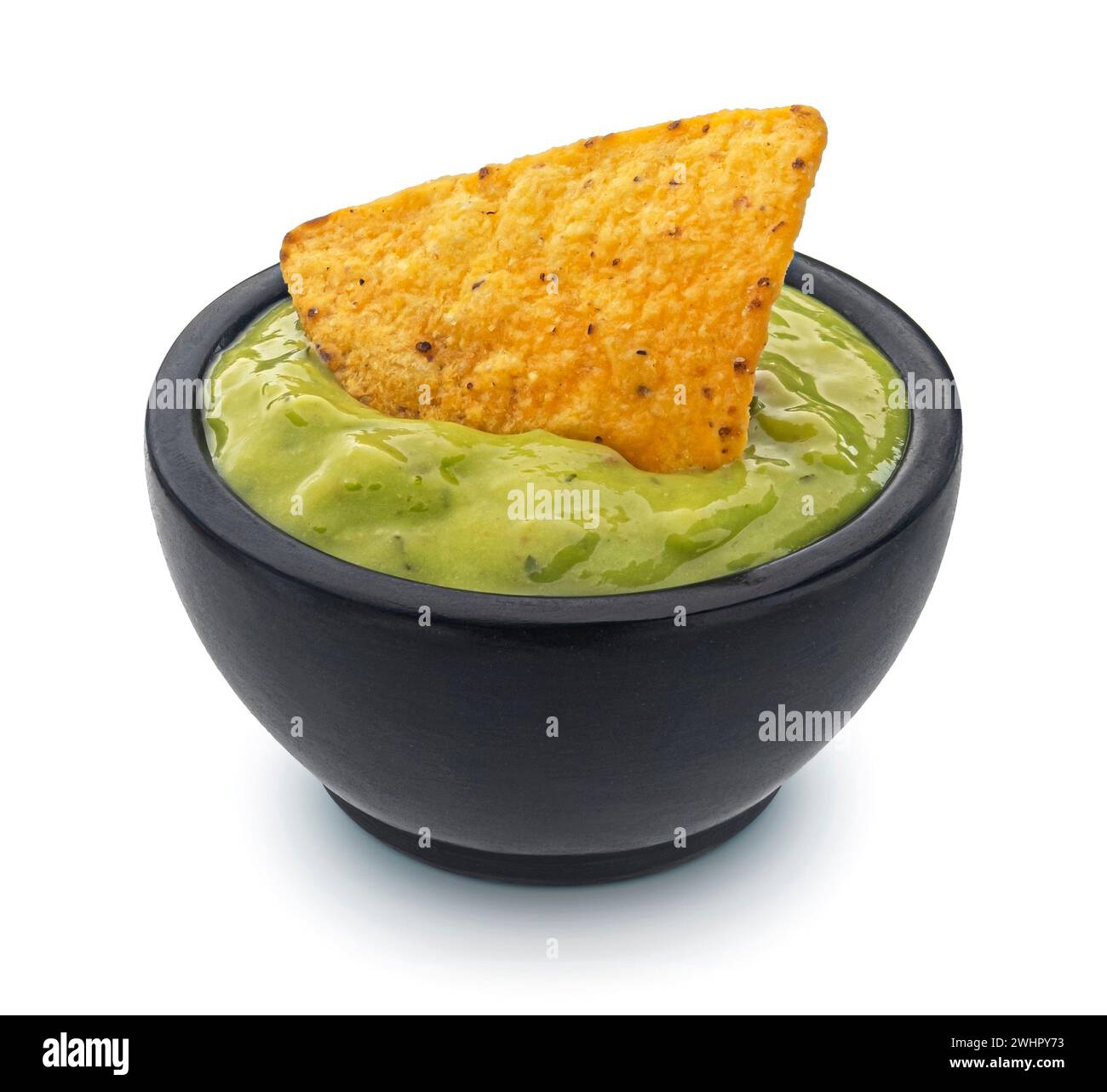 Guacamole e nachos isolati su sfondo bianco, profondità di campo completa Foto Stock