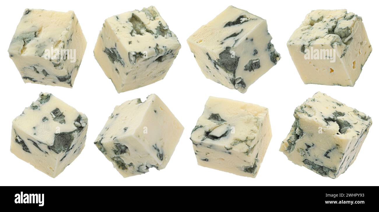Cubetti di formaggio blu isolati su fondo bianco, profondità di campo completa Foto Stock