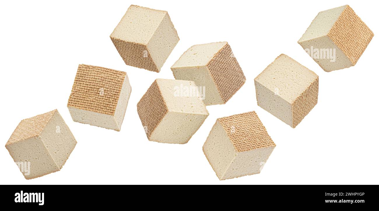 Cubetti di formaggio tofu isolati su fondo bianco, piena profondità di campo Foto Stock