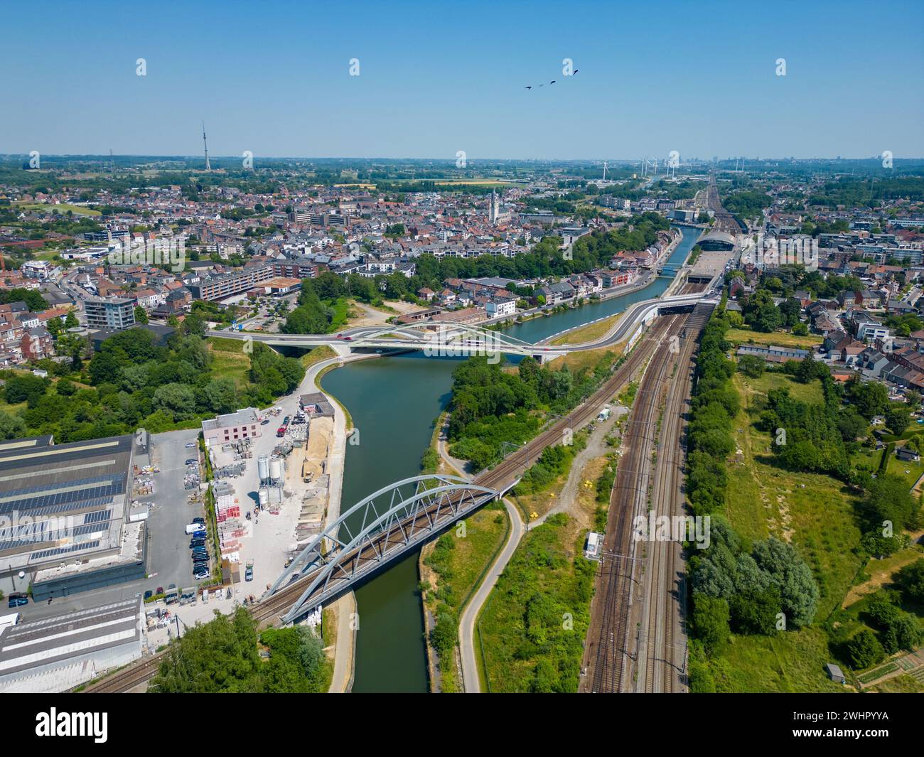 Halle, Vlaams brabant, Belgio, 06 09 2023, veduta aerea del centro della città di Halle all'alba Foto Stock