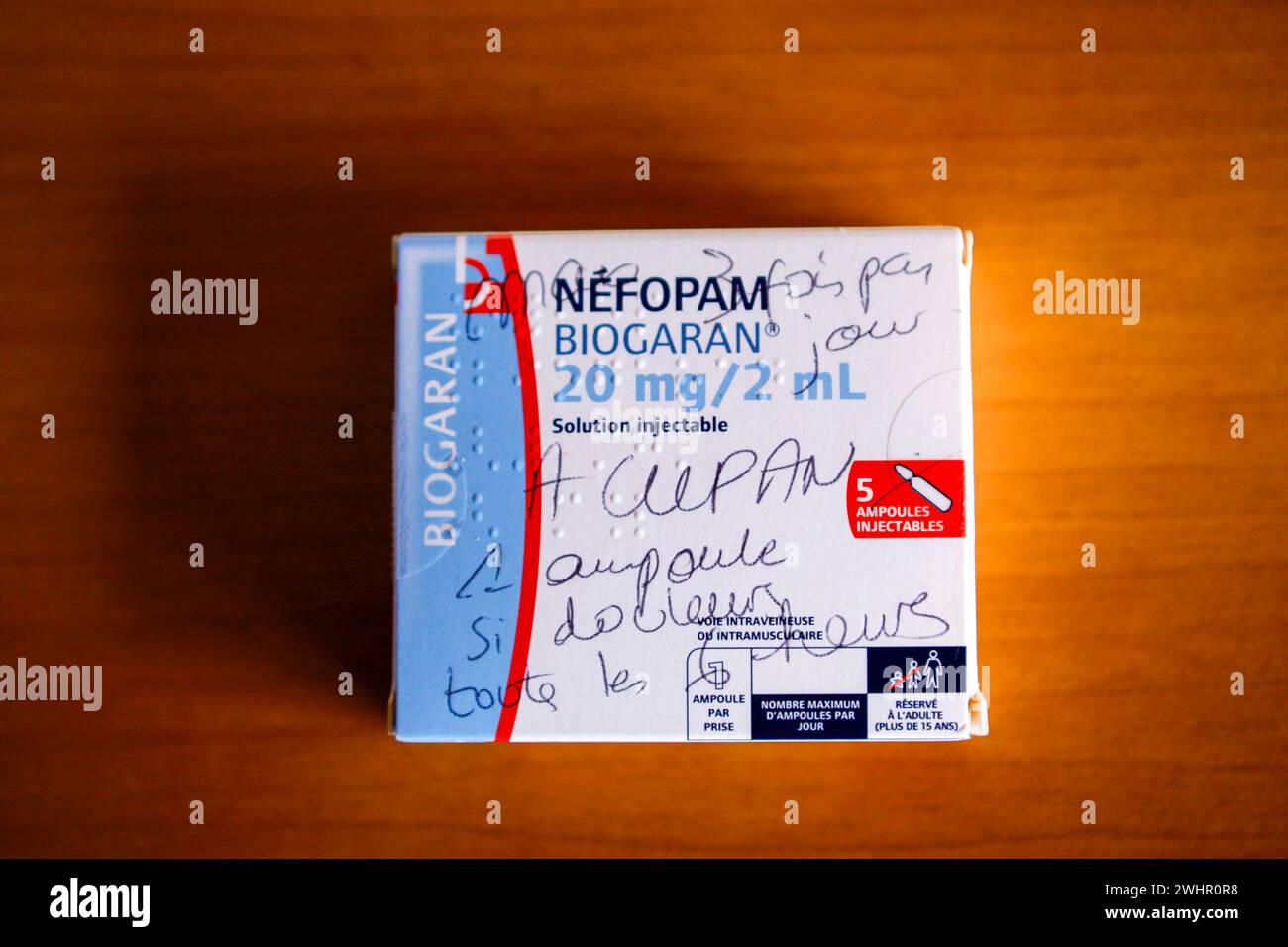 Confezione francese di Nefopam - antidolorifico per dolori da moderati a gravi, con le istruzioni del farmacista scritte sulla scatola. Foto Stock