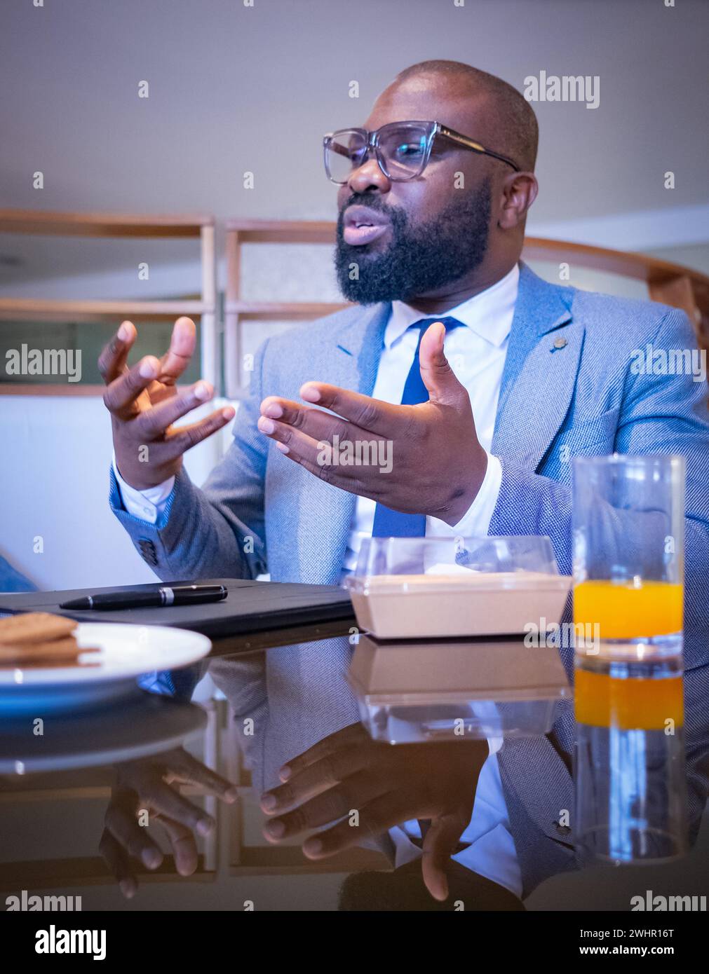 Imprenditore afroamericano di successo dirigente elegante leader aziendale. Bearded afroamericano manager Millennial in bella tuta CEO seduto Foto Stock