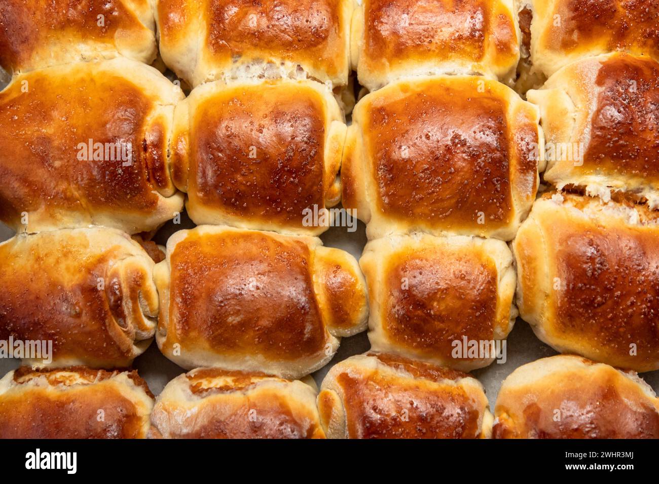 Tradizionali panini di lievito fatti in casa ripieni di marmellata. Primo piano su gustosi pasticcini fatti in casa Foto Stock