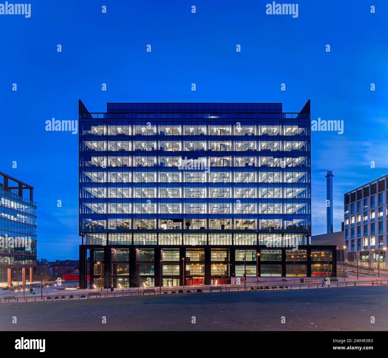 Vista esterna al crepuscolo dell'edificio Spark, tutto illuminato all'interno sulla Newcastle Helix a Newcastle upon Tyne, Inghilterra, Regno Unito Foto Stock