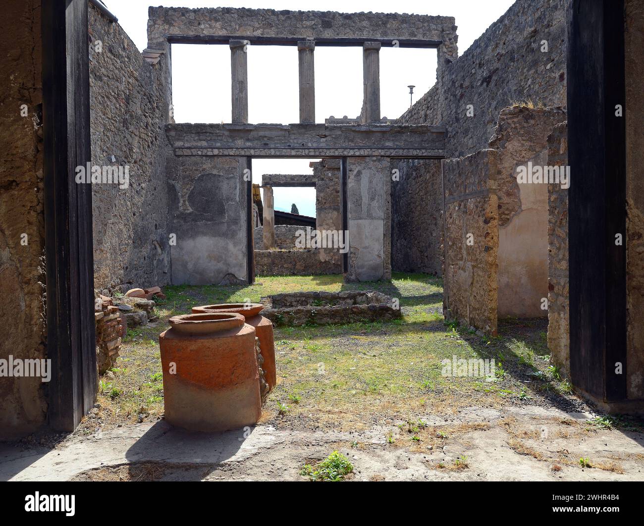 Pompei, contenitori di argilla arancione all'interno di una villa Foto Stock