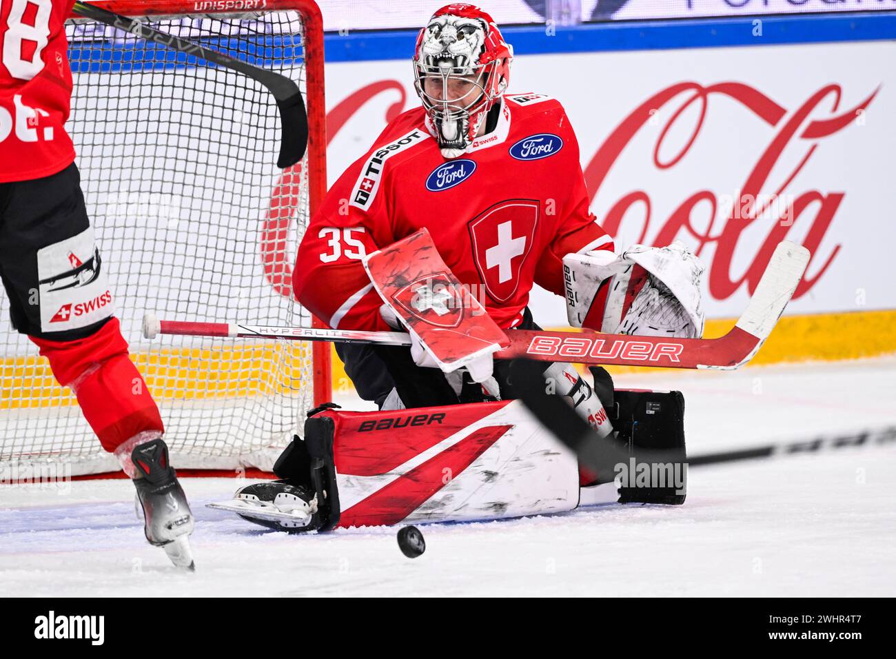 Il portiere svizzero Connor Hughes durante la partita di hockey su ghiaccio di domenica ai Beijer Hockey Games (Euro Hockey Tour) tra Svizzera e Repubblica Ceca Foto Stock