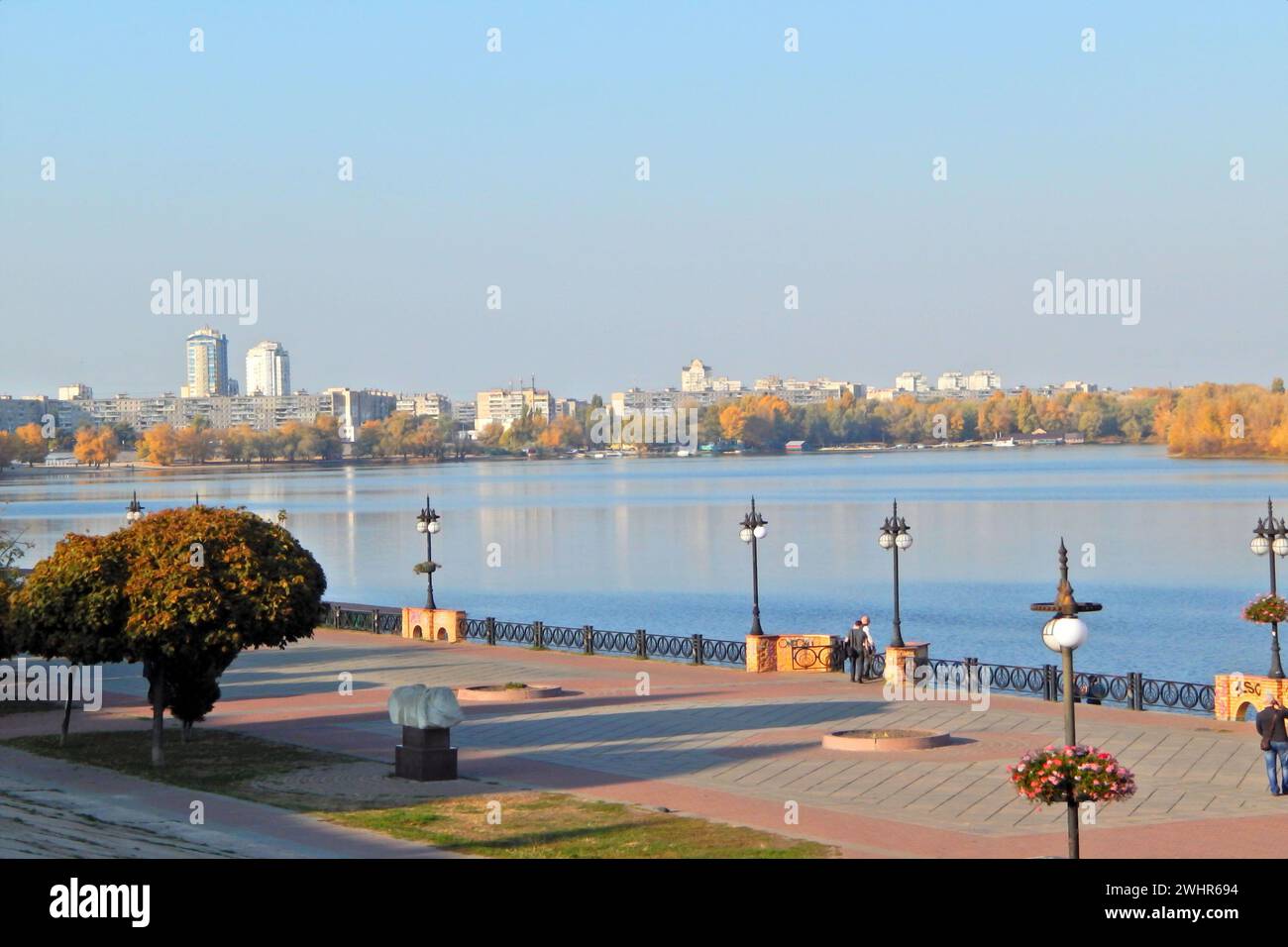 Kiev. Regione di Kiev. Ucraina. 09.16.2019. Argine di Dnieper. Uno dei distretti di Kiev. Obolon. Foto Stock