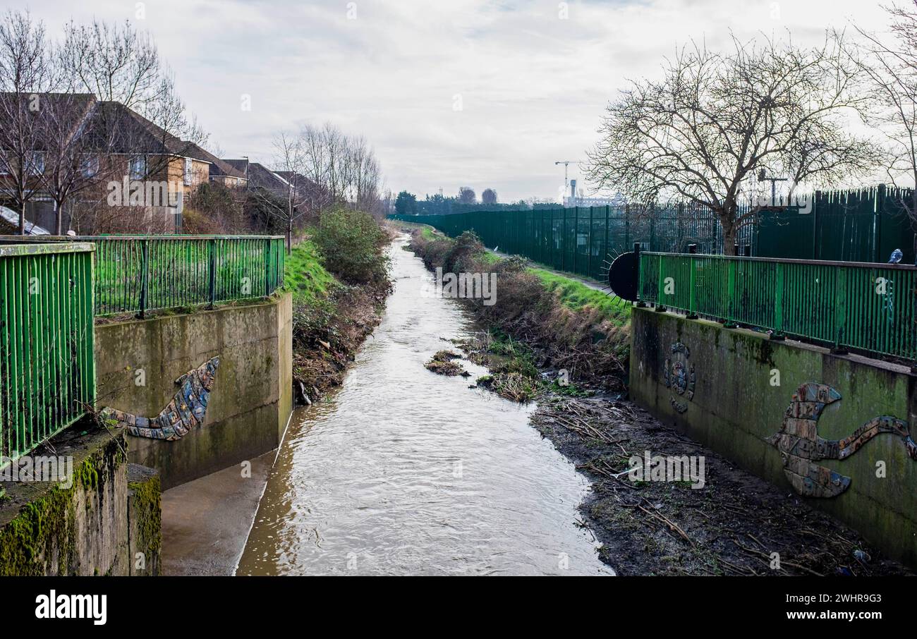 Salmon Brook and Path by Edmonton Green Shopping Centre , North London , Inghilterra Regno Unito Foto Stock