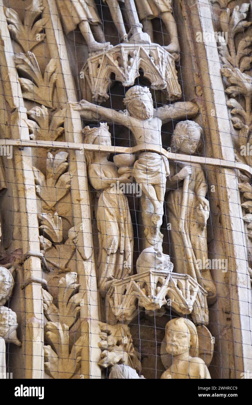 Scena della Crocifissione con Ecclesia a sinistra e Synagoga a destra sul portale sud della Cattedrale di Worms Foto Stock