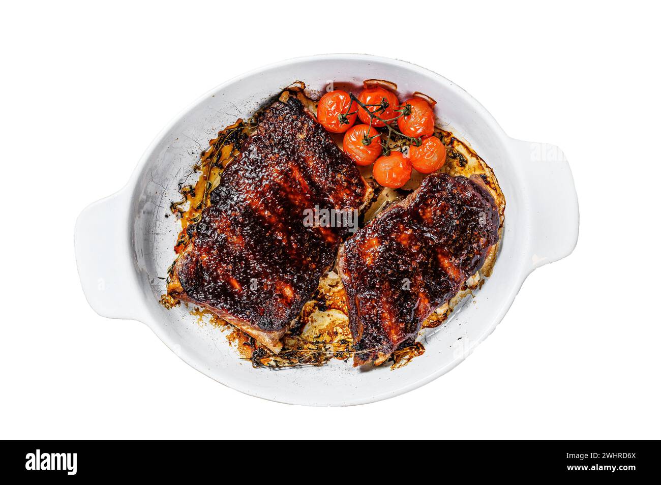 Costolette di maiale al barbecue in un piatto da forno. Carne alla griglia. Isolato su sfondo bianco. Vista dall'alto Foto Stock