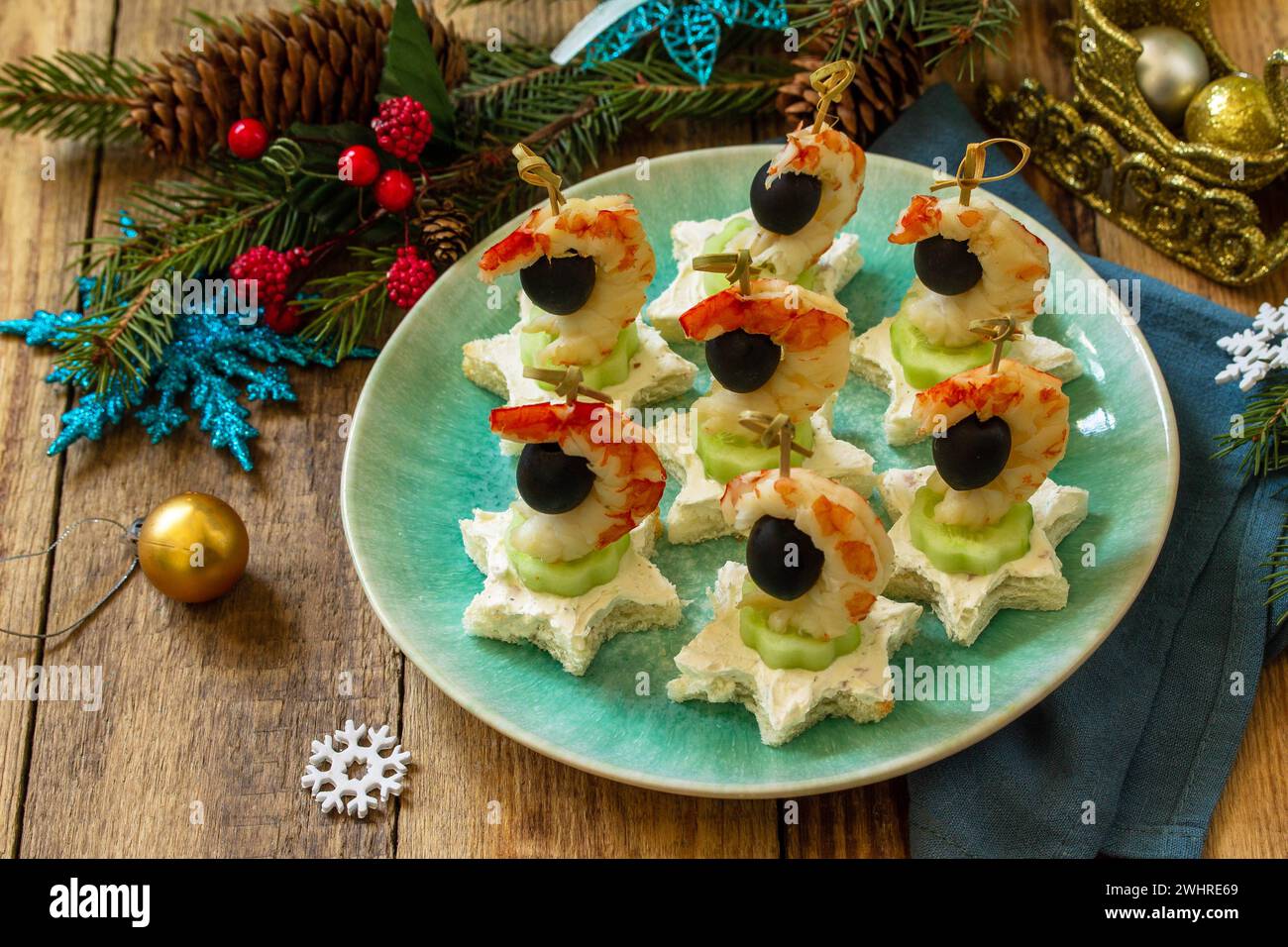 Spuntino festivo di tartine sul tavolo di Natale. Tartine con formaggio, cetrioli e gamberetti. Foto Stock