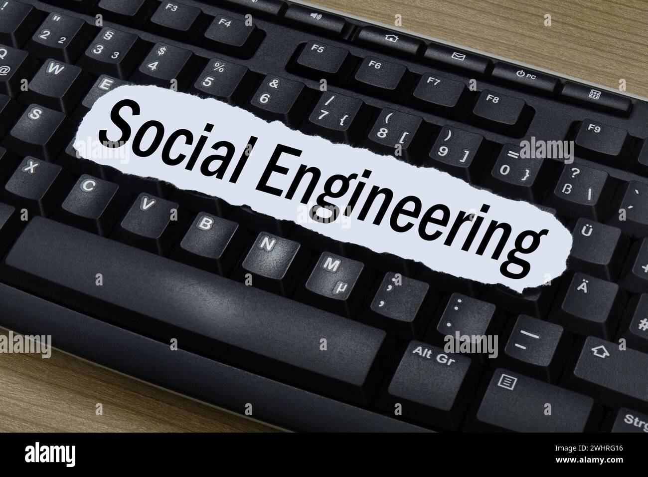 Computertastatur und Social Engineering Computertastatur und Social Engineering, 11.02.2024, Borkwalde, Brandeburgo, Der Schriftzug Social Engineering befindet sich auf einer Computertastatur. *** Tastiera per computer e ingegneria sociale tastiera per computer e ingegneria sociale, 11 02 2024, Borkwalde, Brandeburgo, la scrittura ingegneria sociale è su una tastiera per computer Foto Stock