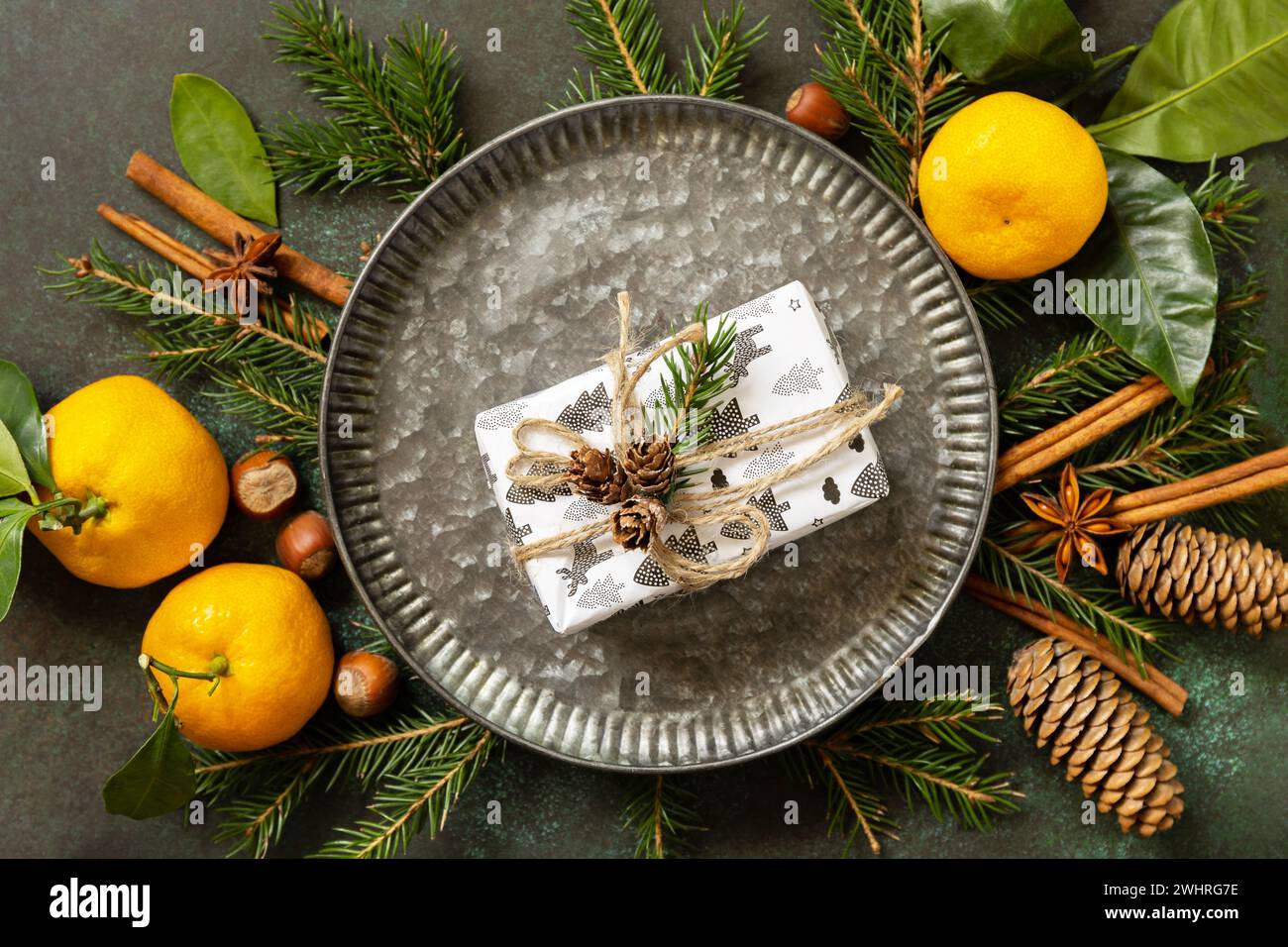 Composizione invernale con rami di abete, coni e tangerini. Atmosfera invernale accogliente. Biglietto d'auguri per le stagioni. Foto Stock