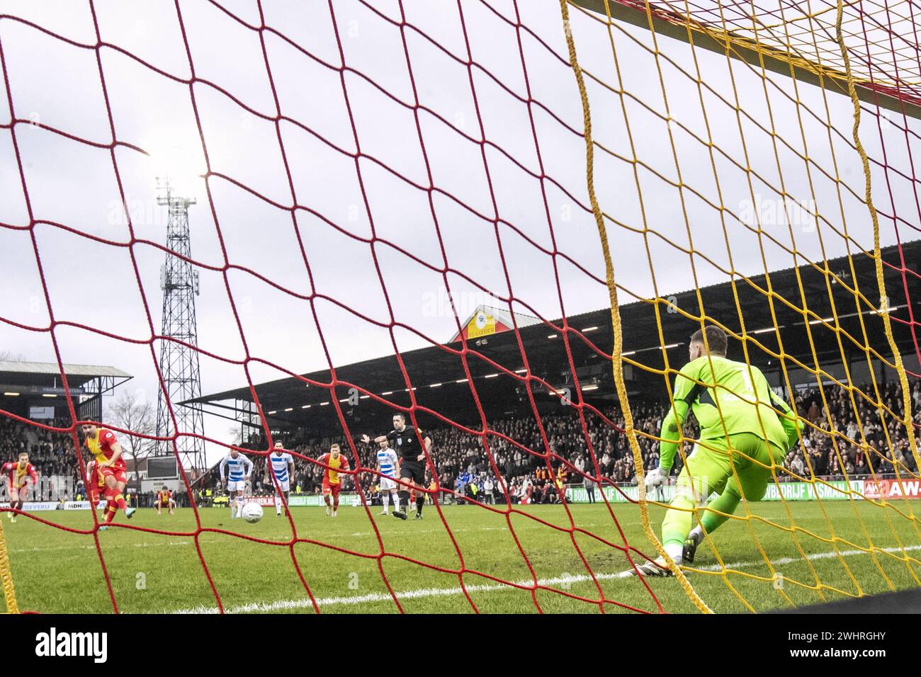 Deventer, Paesi Bassi. 11 febbraio 2024. DEVENTER, Stadium De Adelaarshorst, 11-02-2024, stagione 2023/2024, olandese Eredivisie. Durante la partita vai avanti Eagles - PEC, il giocatore di GA Eagles Mats Deijl segna 1-1 PEC Zwolle portiere Jasper Schendelaar credito: Pro tiri/Alamy Live News Foto Stock