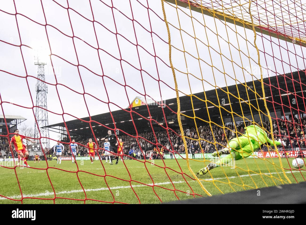 Deventer, Paesi Bassi. 11 febbraio 2024. DEVENTER, Stadium De Adelaarshorst, 11-02-2024, stagione 2023/2024, olandese Eredivisie. Durante la partita vai avanti Eagles - PEC, il giocatore di GA Eagles Mats Deijl segna 1-1 PEC Zwolle portiere Jasper Schendelaar credito: Pro tiri/Alamy Live News Foto Stock