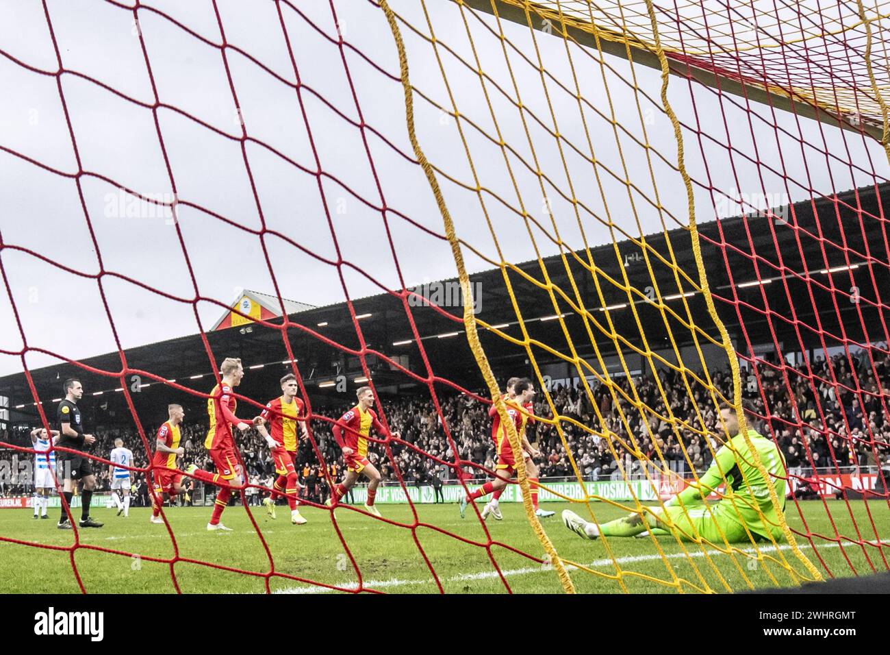 Deventer, Paesi Bassi. 11 febbraio 2024. DEVENTER, Stadium De Adelaarshorst, 11-02-2024, stagione 2023/2024, olandese Eredivisie. Durante la partita Go Ahead Eagles - PEC, i giocatori GA Eagles celebrando il gol segnato 1-1 PEC Zwolle portiere Jasper Schendelaar delusione credito: Pro tiri/Alamy Live News Foto Stock