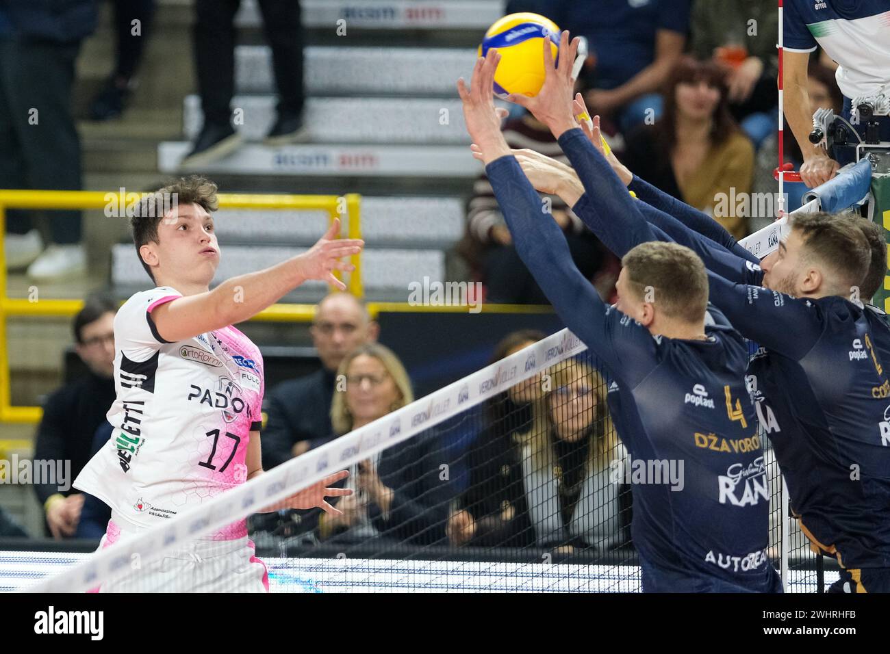 Luca Porro del pallavolo Padova durante la partita tra Rana Verona e pallavolo Padova, regular season dei campioni italiani di pallavolo SuperLega Foto Stock