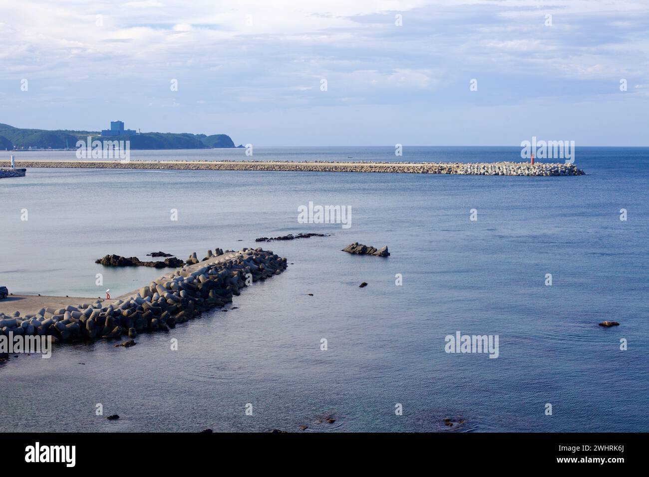 Città di Gangneung, Corea del Sud - 29 luglio 2019: Vista tranquilla del porto di Geumjin con le sue lunghe frangiflutti e tetrapodi, calme acque del Mare Orientale che incontrano il Foto Stock