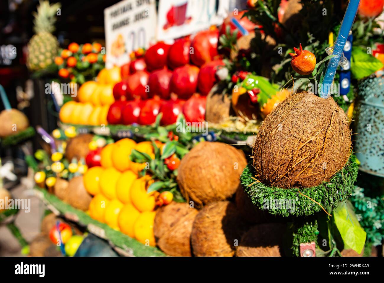 mercato della frutta e vari tipi di frutta tropicale Foto Stock