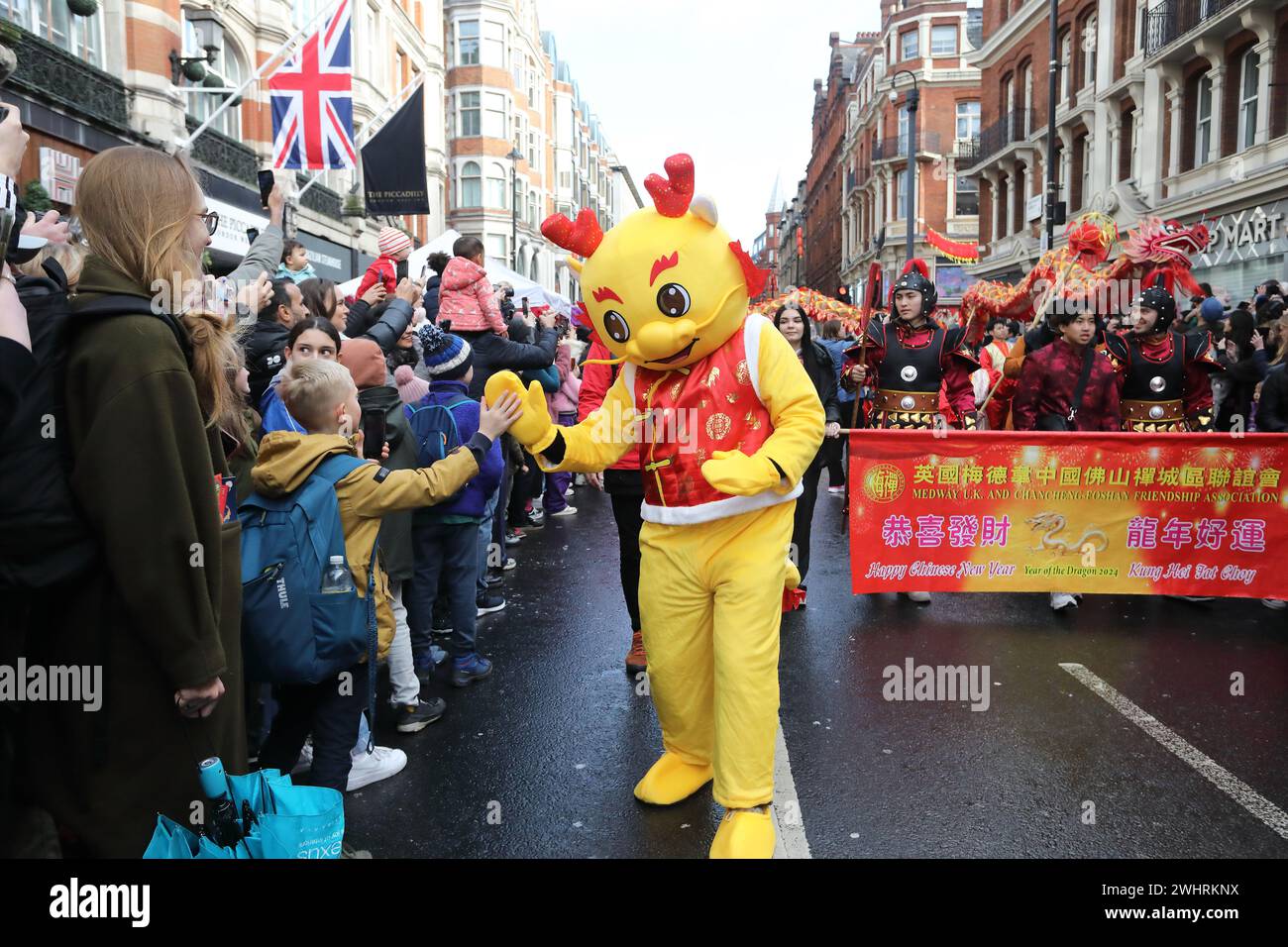 Londra, Regno Unito, 11 febbraio 2024. La folla ha affollato le strade del centro di Londra intorno a Chinatown per vedere la parata cinese o lunare del capodanno 2024. Questa volta portando l'anno del Drago, annunciando il cambiamento e le possibilità. Credito : Monica Wells/Alamy Live News Foto Stock