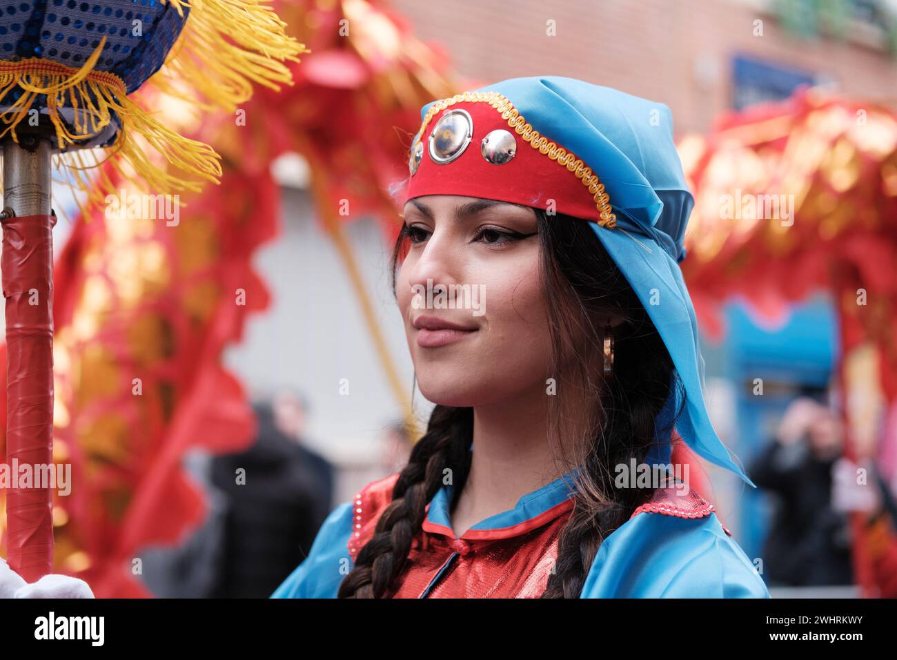 Diverse persone durante il capodanno cinese dell'anno della sfilata dei draghi nel distretto di UserA, l'11 febbraio 2024 a Madrid, in Spagna. Ieri, F. Foto Stock