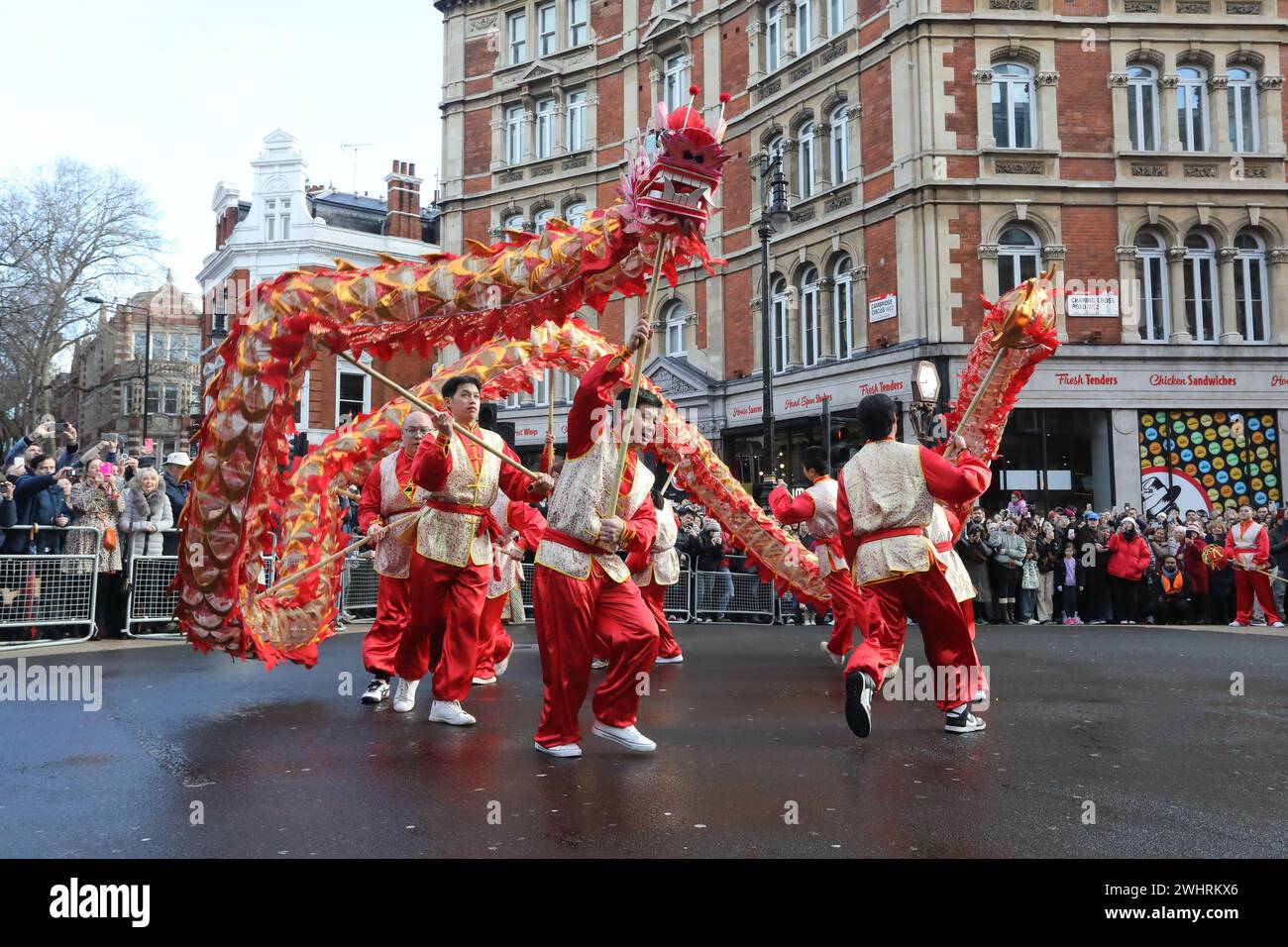 Londra, Regno Unito, 11 febbraio 2024. La folla ha affollato le strade del centro di Londra intorno a Chinatown per vedere la parata cinese o lunare del capodanno 2024. Questa volta portando l'anno del Drago, annunciando il cambiamento e le possibilità. Credito : Monica Wells/Alamy Live News Foto Stock