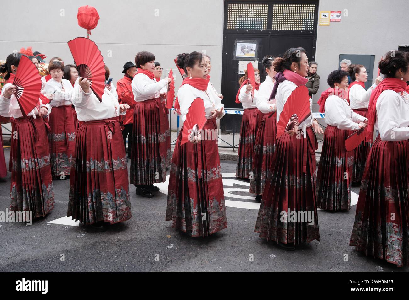 Diverse persone durante il capodanno cinese dell'anno della sfilata dei draghi nel distretto di UserA, l'11 febbraio 2024 a Madrid, in Spagna. Ieri, F. Foto Stock