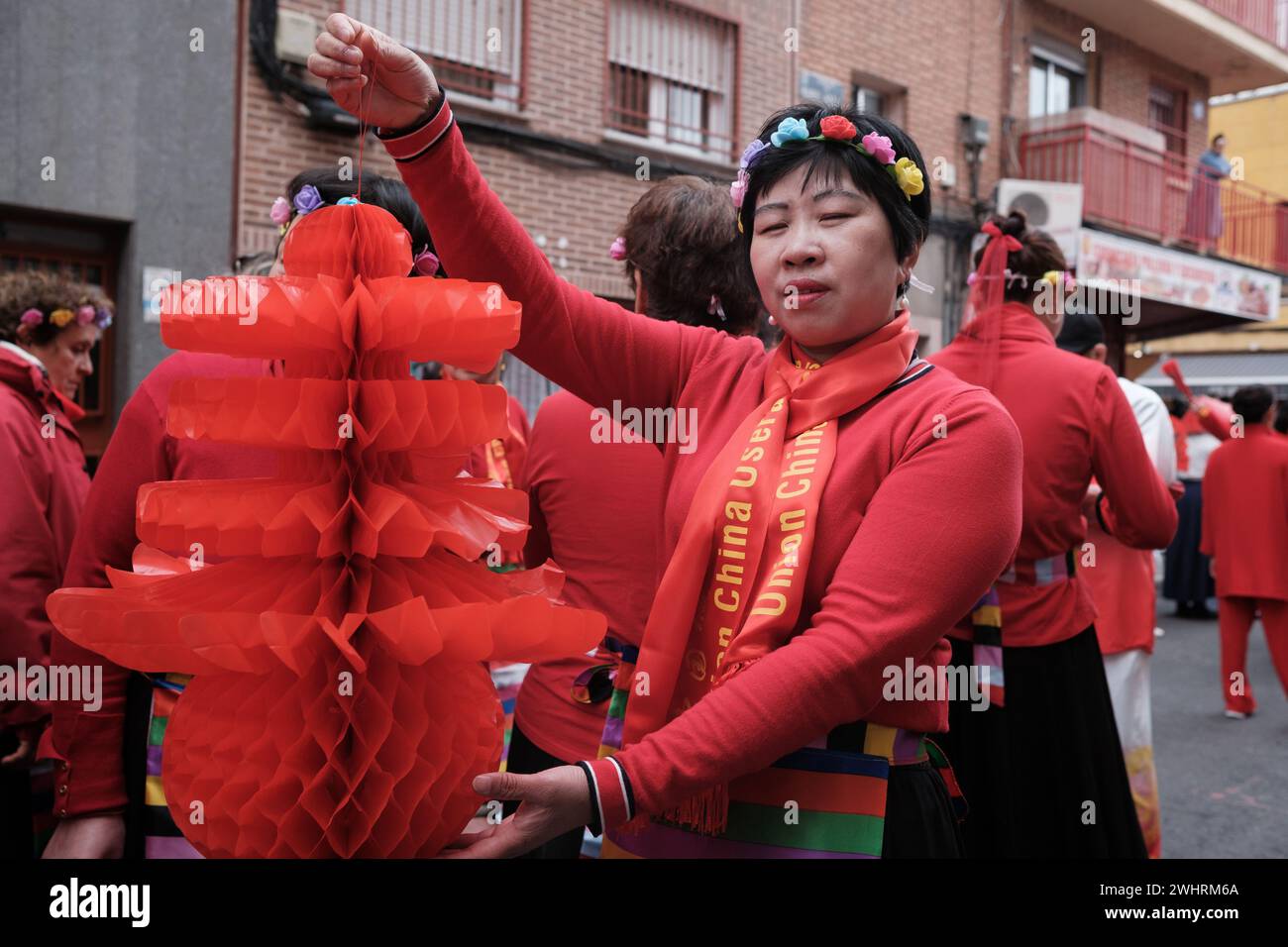 Diverse persone durante il capodanno cinese dell'anno della sfilata dei draghi nel distretto di UserA, l'11 febbraio 2024 a Madrid, in Spagna. Ieri, F. Foto Stock