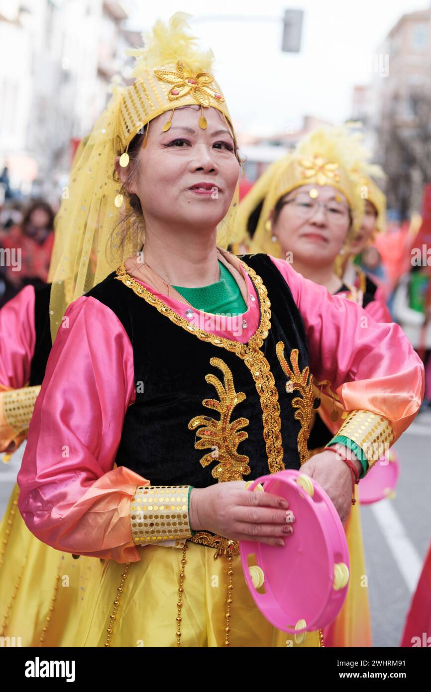 Diverse persone durante il capodanno cinese dell'anno della sfilata dei draghi nel distretto di UserA, l'11 febbraio 2024 a Madrid, in Spagna. Ieri, F. Foto Stock