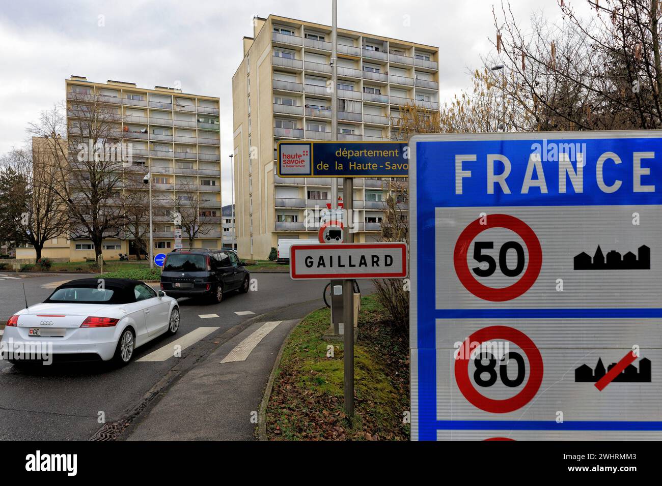 © PHOTOPQR/LE DAUPHINE/Grégory YETCHMENIZA ; Gaillard ; 11/02/2024 ; Gaillard, le 11 février. Comment les maires luttent contre ces faux résidents secondaires, des suisses qui vivent en France sans y être déclarés et qui engendrent un gros manque à gagner pour les communes. Foto sur notre : Gaillard, une des communes les Plus Concerées. Foto : Grégory Yetchmeniza/le Dauphiné Libéré Francia, 11 febbraio 2024 relazione: Come i sindaci combattono contro questi falsi secondi residenti, cittadini svizzeri che vivono in Francia senza essere dichiarati lì e che causano una grande perdita di reddito per il municipa Foto Stock