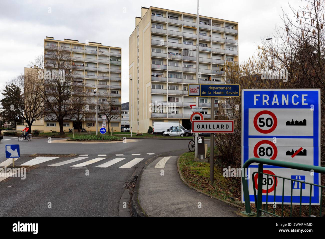 © PHOTOPQR/LE DAUPHINE/Grégory YETCHMENIZA ; Gaillard ; 11/02/2024 ; Gaillard, le 11 février. Comment les maires luttent contre ces faux résidents secondaires, des suisses qui vivent en France sans y être déclarés et qui engendrent un gros manque à gagner pour les communes. Foto sur notre : Gaillard, une des communes les Plus Concerées. Foto : Grégory Yetchmeniza/le Dauphiné Libéré Francia, 11 febbraio 2024 relazione: Come i sindaci combattono contro questi falsi secondi residenti, cittadini svizzeri che vivono in Francia senza essere dichiarati lì e che causano una grande perdita di reddito per il municipa Foto Stock