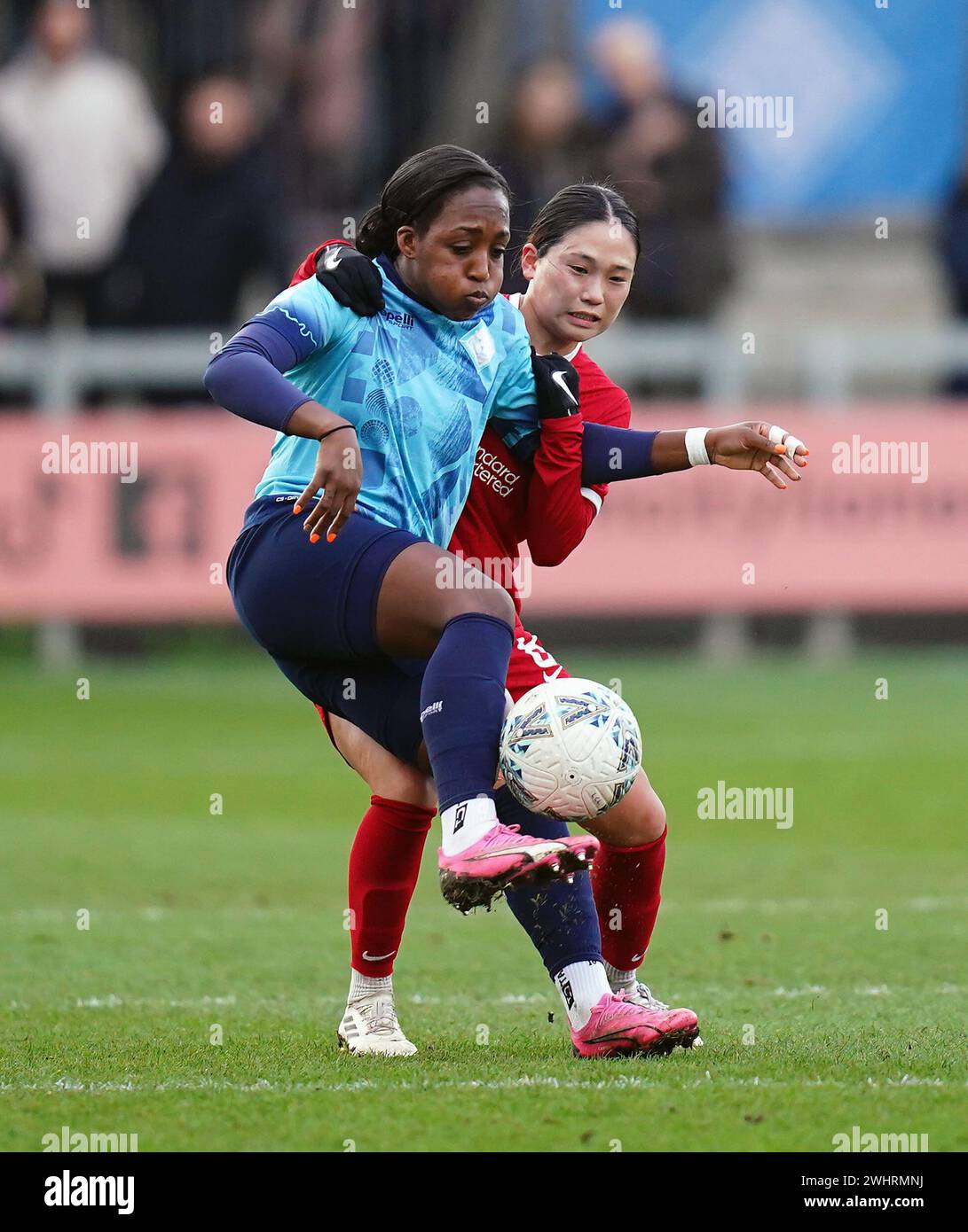 Fuka Nagano di Liverpool e Danielle Carter dei London City Lionesses si battono per il pallone durante la partita del quinto round di Adobe WFA Cup al Princes Park di Dartford. Data foto: Domenica 11 febbraio 2024. Foto Stock