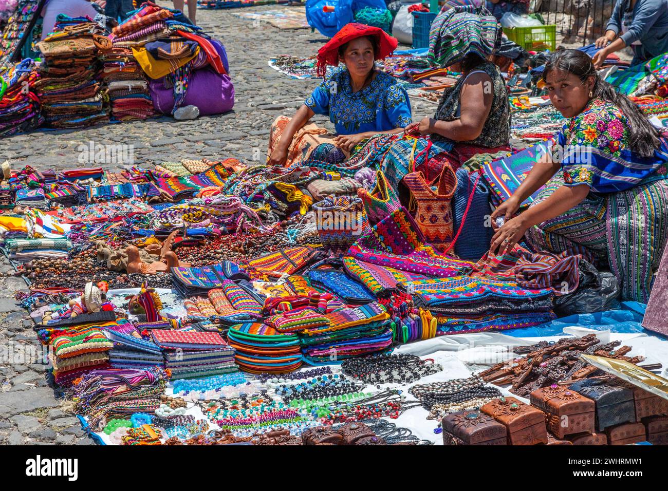 Antigua, Guatemala. Mercato dei souvenir del sabato per i turisti, Chiesa di El Carmen e rovine del convento. Foto Stock