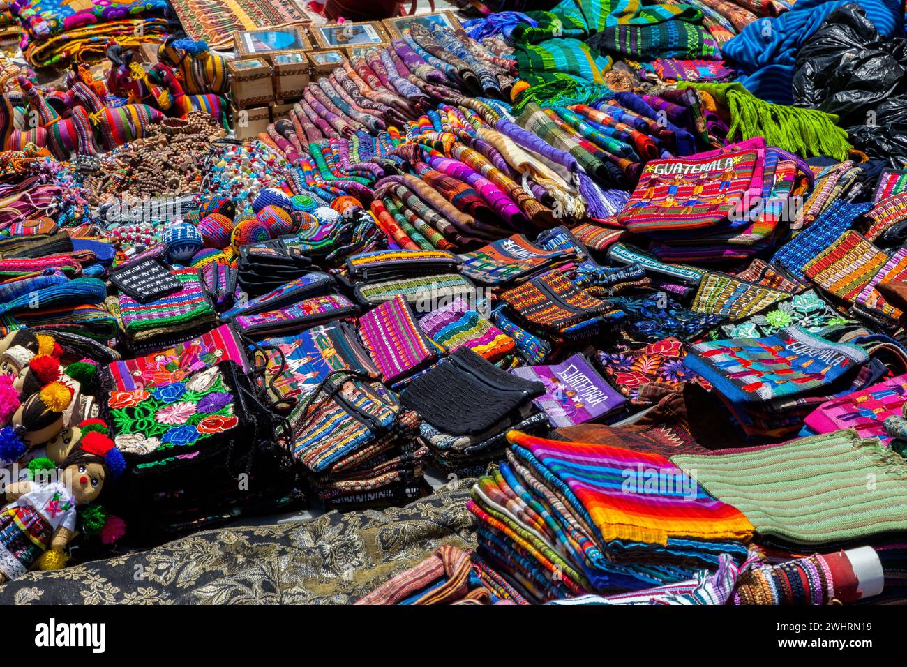 Antigua, Guatemala. Mercato dei souvenir del sabato per i turisti, Chiesa di El Carmen e rovine del convento. Foto Stock